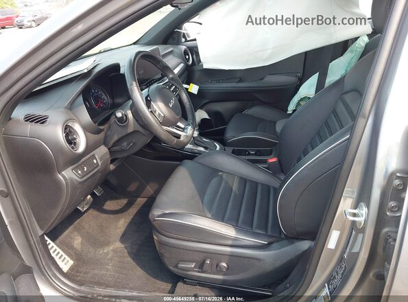 3KPF54AD3PE637583 2023 KIA FORTE Серебряный Вид салона спереди