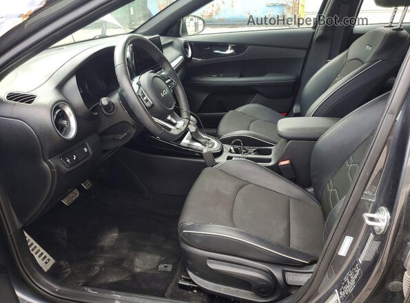 3KPF54AD3RE752459 2024 KIA FORTE Серый Вид салона спереди