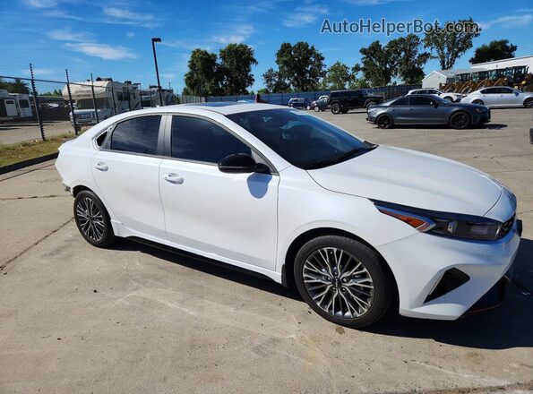3KPF54AD3RE840847 2024 KIA FORTE White Przód prawy