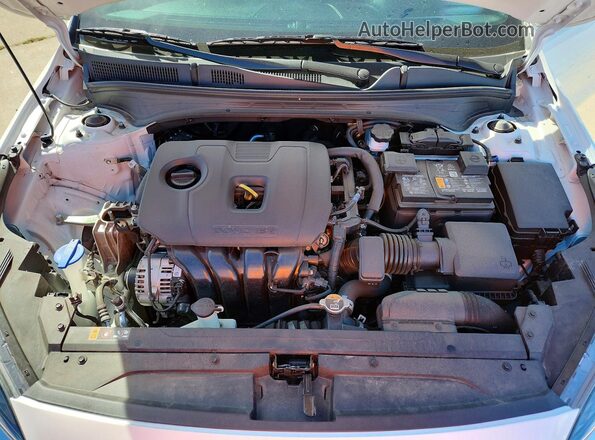 3KPF54AD3RE840847 2024 KIA FORTE White Widok wnętrza z tyłu