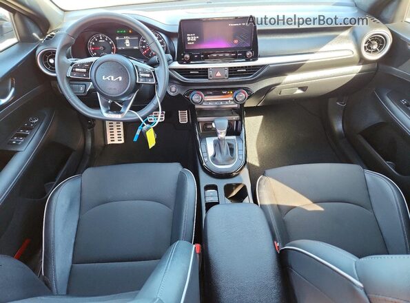 3KPF54AD3RE840847 2024 KIA FORTE White Widok deski rozdzielczej