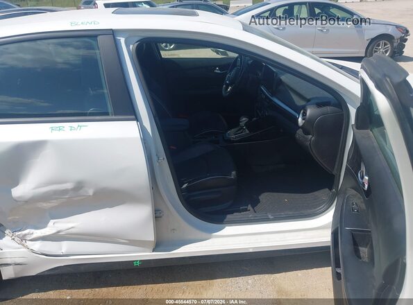 3KPF54AD4NE428964 2022 KIA FORTE White წინა სალონის ხედი