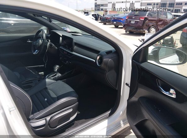 3KPF54AD4NE452603 2022 KIA FORTE White Вид салону спереду