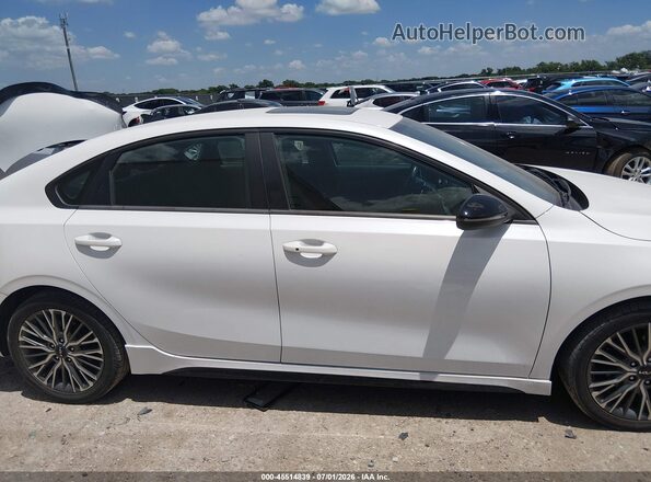 3KPF54AD4NE452603 2022 KIA FORTE White Вид задньої частини салону