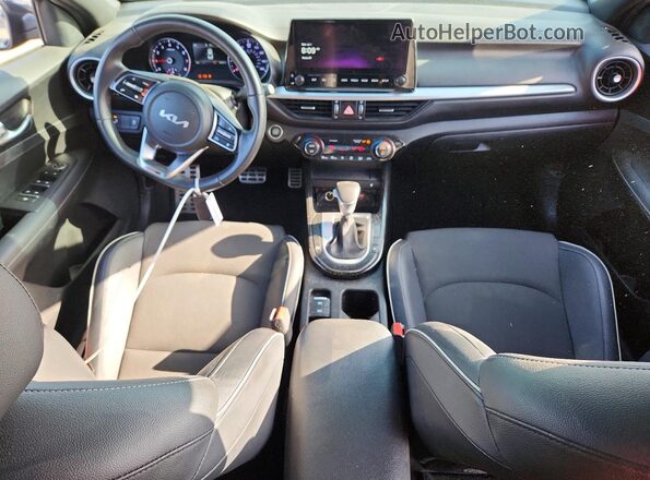 3KPF54AD4PE531255 2023 KIA FORTE Gray Widok deski rozdzielczej