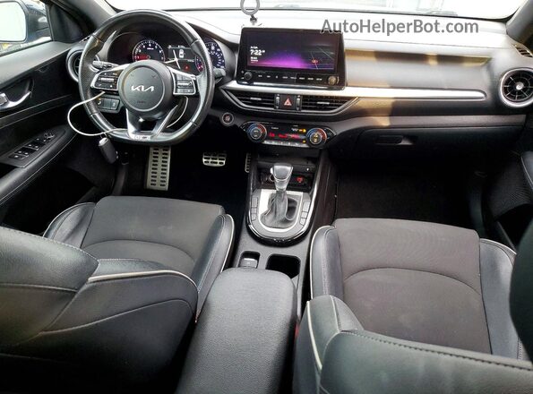 3KPF54AD4PE552901 2023 KIA FORTE Синий Вид панели приборов