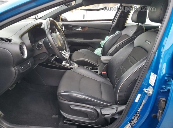3KPF54AD4PE552901 2023 KIA FORTE Синий Вид салона спереди