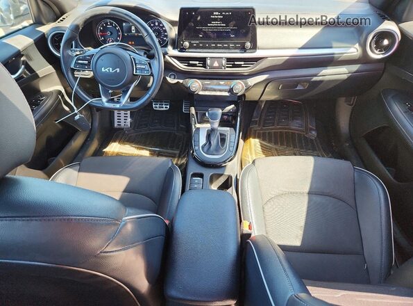 3KPF54AD4PE559377 2023 KIA FORTE Белый Вид панели приборов