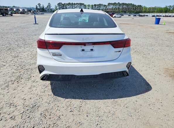3KPF54AD4PE592461 2023 KIA FORTE White Widok z tyłu