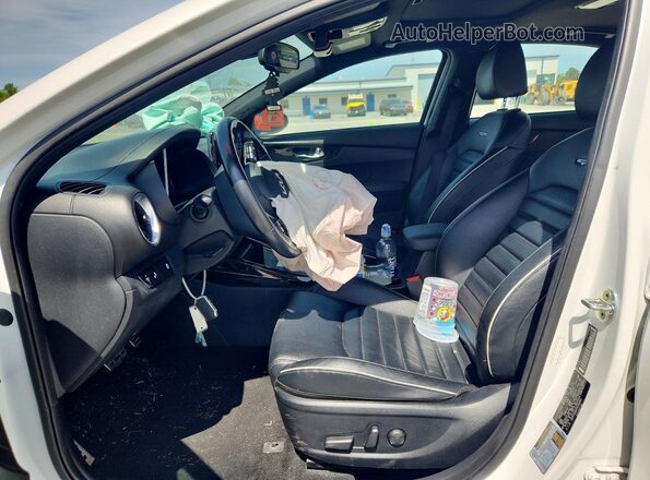 3KPF54AD4PE592461 2023 KIA FORTE White Widok wnętrza z przodu
