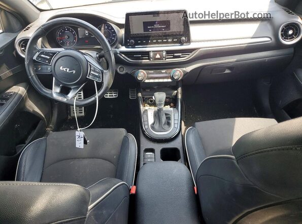3KPF54AD4PE611106 2023 KIA FORTE Серый Вид панели приборов