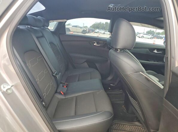 3KPF54AD4PE640069 2023 KIA FORTE Серебряный Вид задних сидений