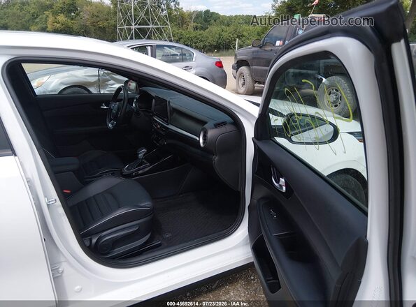 3KPF54AD4RE838444 2024 KIA FORTE White Widok wnętrza z przodu