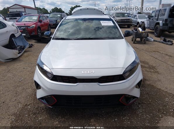 3KPF54AD4RE838444 2024 KIA FORTE White Widok wnętrza z tyłu