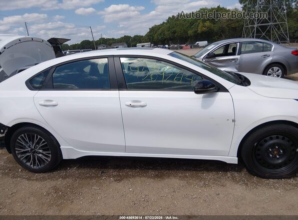 3KPF54AD4RE838444 2024 KIA FORTE White Widok wnętrza 360 stopni