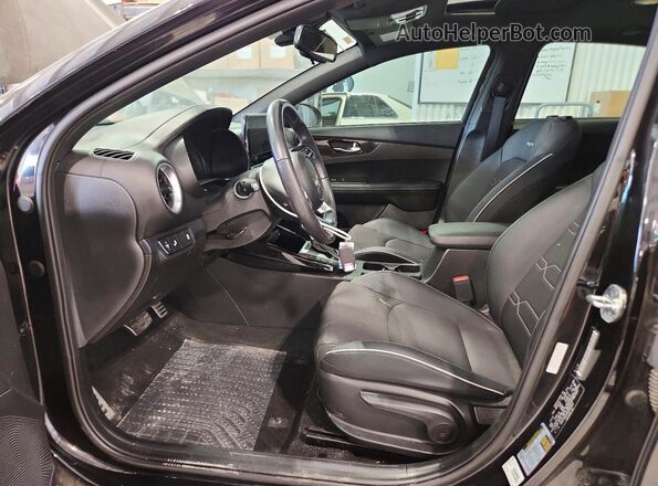 3KPF54AD5NE440525 2022 KIA FORTE Черный Вид салона спереди