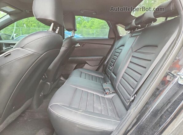 3KPF54AD6PE575225 2023 KIA FORTE Black Widok tylnych siedzeń