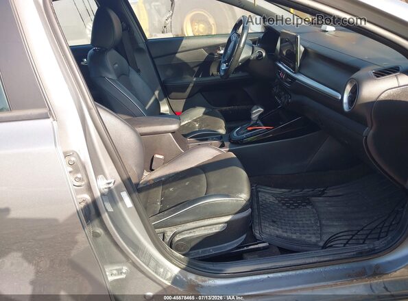 3KPF54AD6PE658038 2023 KIA FORTE Gray Widok wnętrza z przodu