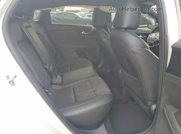 3KPF54AD7NE491346 2022 KIA FORTE White Вид задніх сидінь