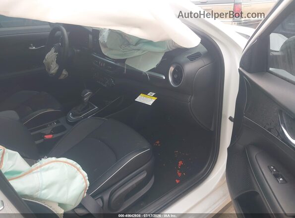 3KPF54AD8RE718081 2024 KIA FORTE White წინა სალონის ხედი