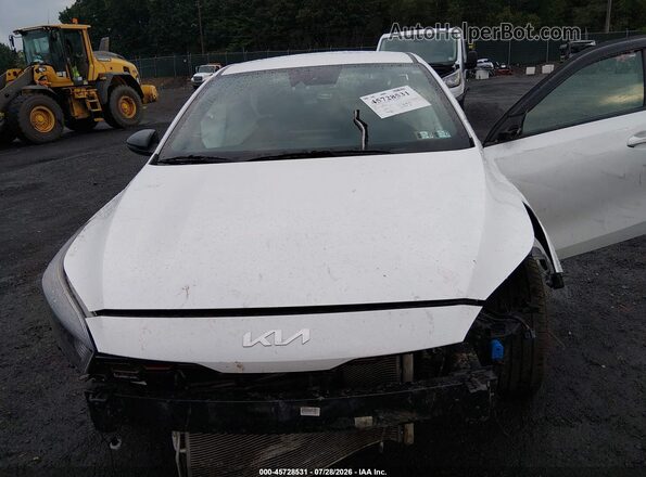 3KPF54AD8RE744650 2024 KIA FORTE Белый Вид спереди