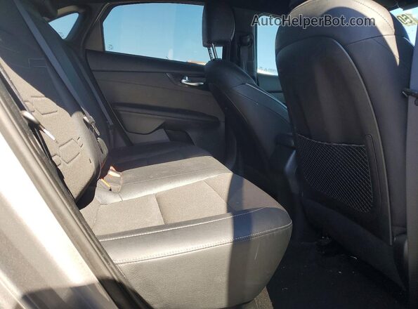 3KPF54AD9PE577647 2023 KIA FORTE Gray Widok tylnych siedzeń