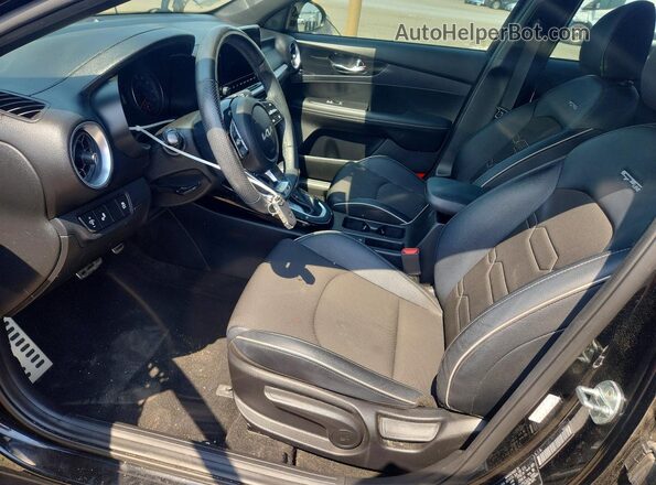 3KPF54ADXPE557553 2023 KIA FORTE Black Widok wnętrza z przodu