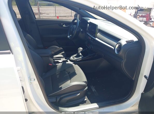 3KPF54ADXRE728868 2024 KIA FORTE White Vista interior delantera