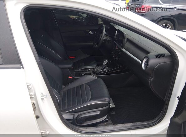 3KPF54ADXRE820093 2024 KIA FORTE Белый Вид салона спереди