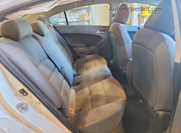 3KPFK4A71HE047435 2017 KIA FORTE White Widok tylnych siedzeń
