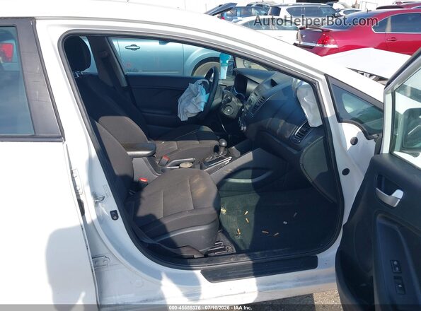 3KPFK4A71HE069242 2017 KIA FORTE Белый Вид салона спереди