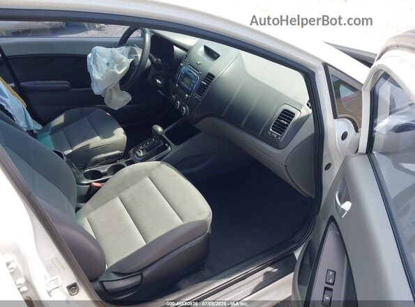 3KPFK4A71HE073565 2017 KIA FORTE White Вид салону спереду