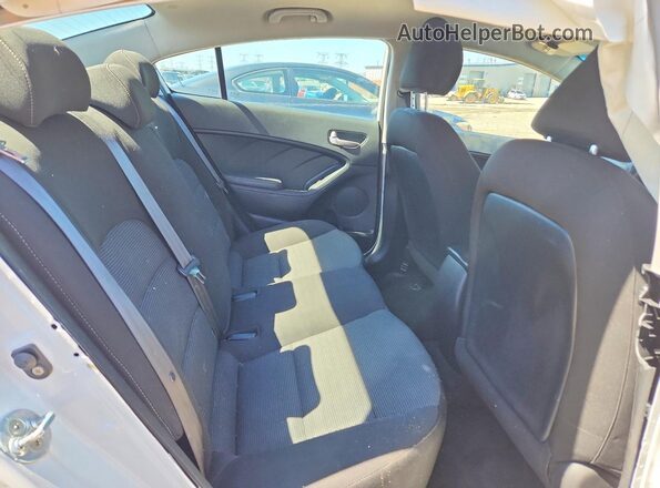 3KPFK4A72HE101230 2017 KIA FORTE White Հետևի նստատեղերի տեսք