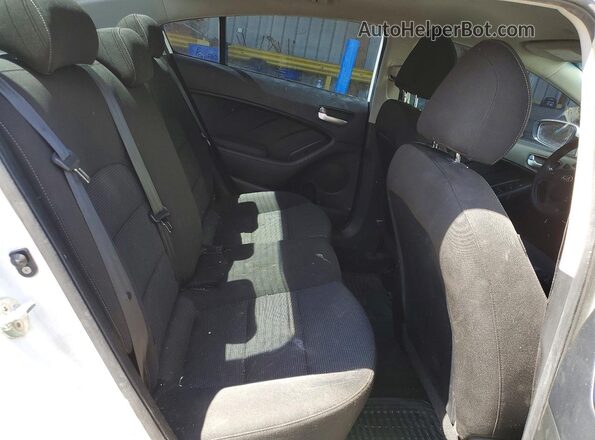 3KPFK4A72JE185040 2018 KIA FORTE White Vista de los asientos traseros