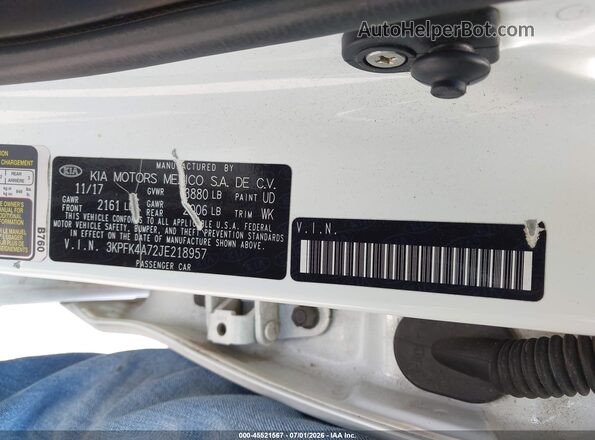 3KPFK4A72JE218957 2018 KIA FORTE White ძრავის განყოფილების ხედი