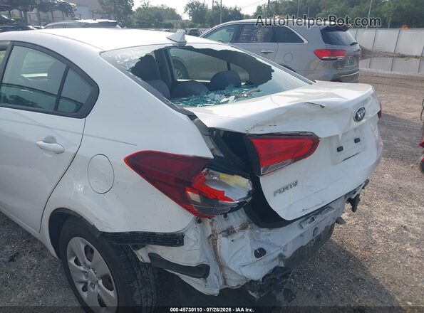 3KPFK4A72JE219977 2018 KIA FORTE White Widok z przodu