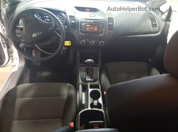 3KPFK4A72JE244250 2018 KIA FORTE White Widok deski rozdzielczej
