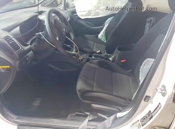 3KPFK4A72JE244250 2018 KIA FORTE White Widok wnętrza z przodu