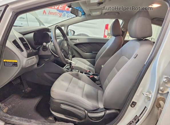 3KPFK4A73HE047808 2017 KIA FORTE Silver წინა სალონის ხედი