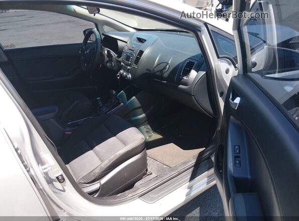 3KPFK4A73HE066455 2017 KIA FORTE Серебряный Вид салона спереди