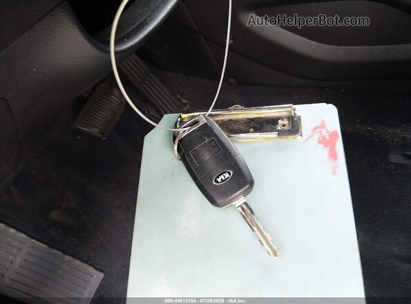 3KPFK4A73HE070490 2017 KIA FORTE Silver Dashboard view