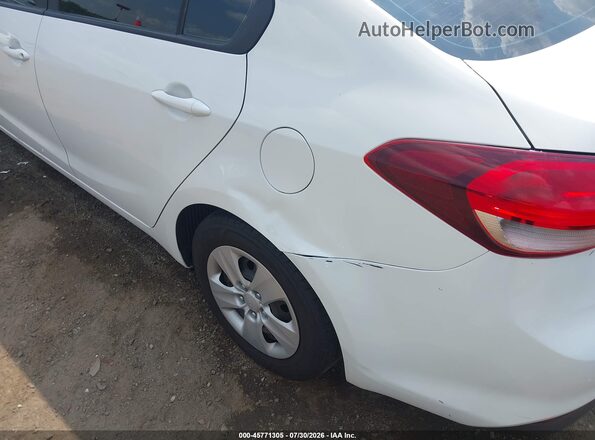 3KPFK4A74HE158416 2017 KIA FORTE White Widok z przodu