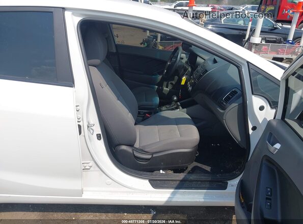 3KPFK4A74HE158416 2017 KIA FORTE White Widok wnętrza z przodu