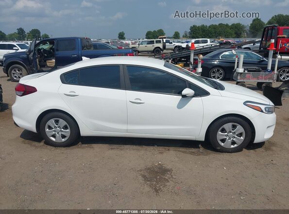 3KPFK4A74HE158416 2017 KIA FORTE White Widok wnętrza z tyłu