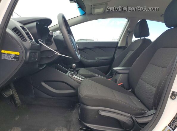3KPFK4A74JE268632 2018 KIA FORTE White Widok wnętrza z przodu