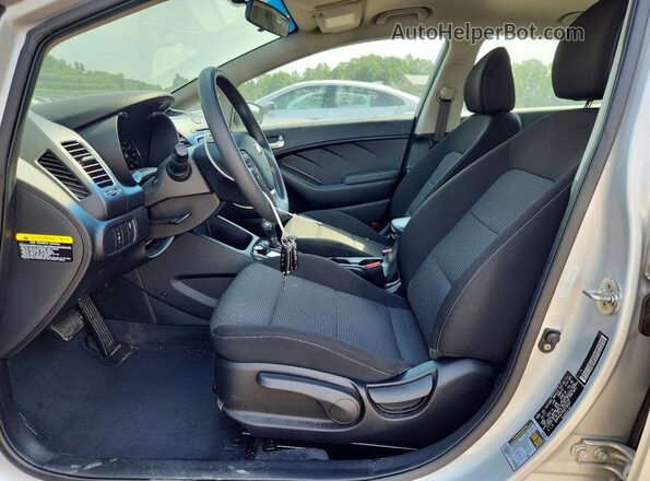 3KPFK4A75HE158537 2017 KIA FORTE Silver Widok wnętrza z przodu