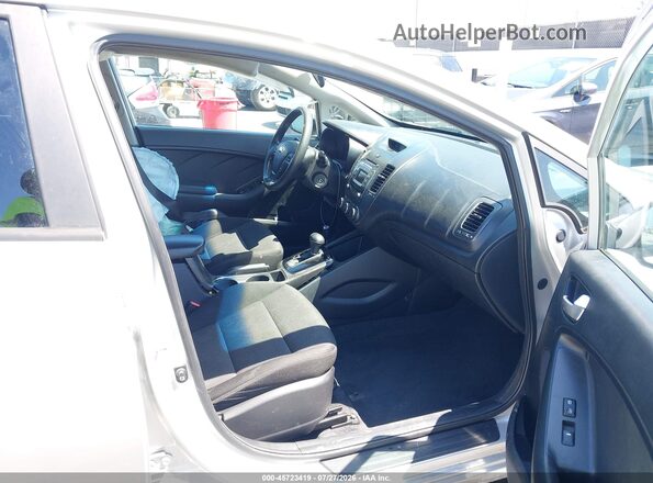 3KPFK4A76HE057538 2017 KIA FORTE Silver Widok wnętrza z przodu