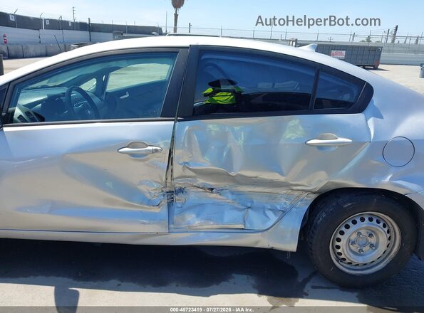 3KPFK4A76HE057538 2017 KIA FORTE Silver Widok z przodu