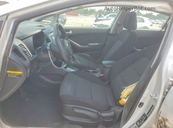 3KPFK4A76HE090667 2017 KIA FORTE Silver Вид салону спереду