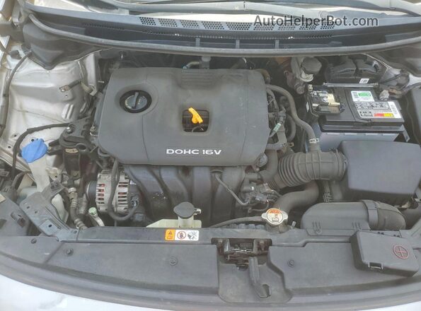 3KPFK4A76HE090667 2017 KIA FORTE Silver Вид задньої частини салону